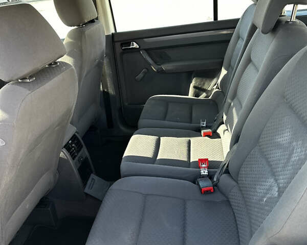 Серый Фольксваген Туран, объемом двигателя 1.6 л и пробегом 228 тыс. км за 4700 $, фото 22 на Automoto.ua