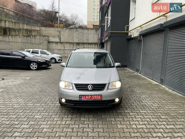 Серый Фольксваген Туран, объемом двигателя 1.6 л и пробегом 258 тыс. км за 5350 $, фото 3 на Automoto.ua