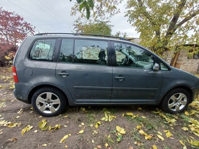 Серый Фольксваген Туран, объемом двигателя 2 л и пробегом 305 тыс. км за 3700 $, фото 3 на Automoto.ua