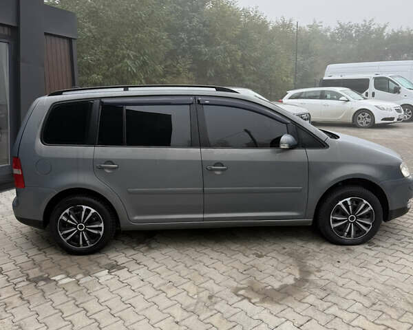 Серый Фольксваген Туран, объемом двигателя 1.9 л и пробегом 275 тыс. км за 5800 $, фото 6 на Automoto.ua