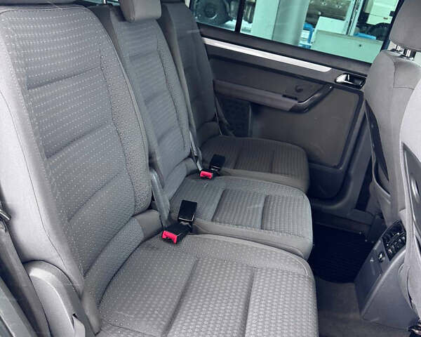 Серый Фольксваген Туран, объемом двигателя 2 л и пробегом 156 тыс. км за 5400 $, фото 37 на Automoto.ua