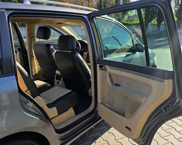 Серый Фольксваген Туран, объемом двигателя 2 л и пробегом 358 тыс. км за 4500 $, фото 25 на Automoto.ua