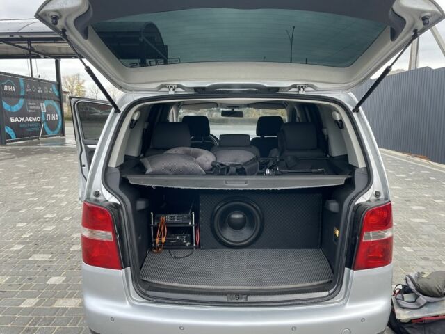 Серый Фольксваген Туран, объемом двигателя 2 л и пробегом 320 тыс. км за 6299 $, фото 5 на Automoto.ua