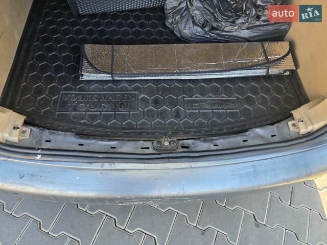 Серый Фольксваген Туран, объемом двигателя 2 л и пробегом 358 тыс. км за 4500 $, фото 22 на Automoto.ua