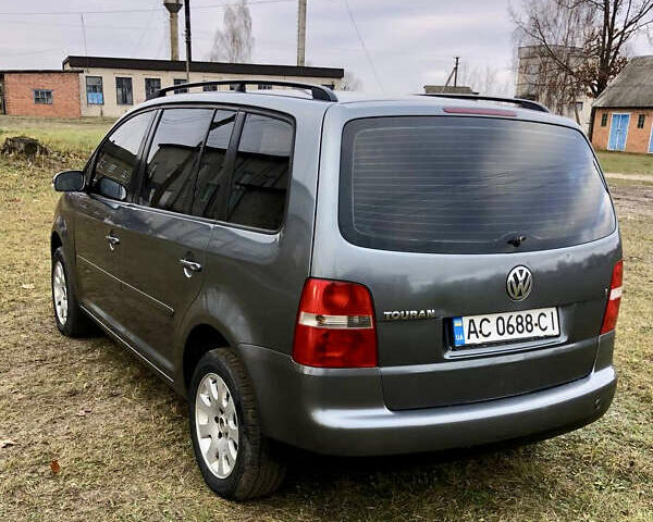 Серый Фольксваген Туран, объемом двигателя 1.97 л и пробегом 350 тыс. км за 5500 $, фото 4 на Automoto.ua