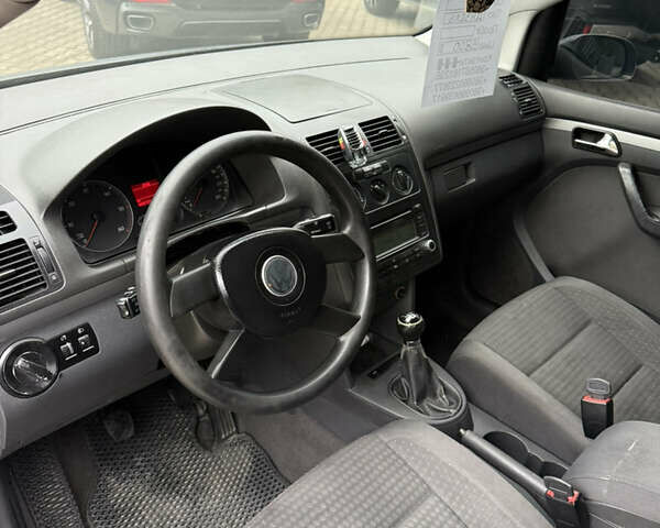 Серый Фольксваген Туран, объемом двигателя 1.9 л и пробегом 275 тыс. км за 5800 $, фото 12 на Automoto.ua