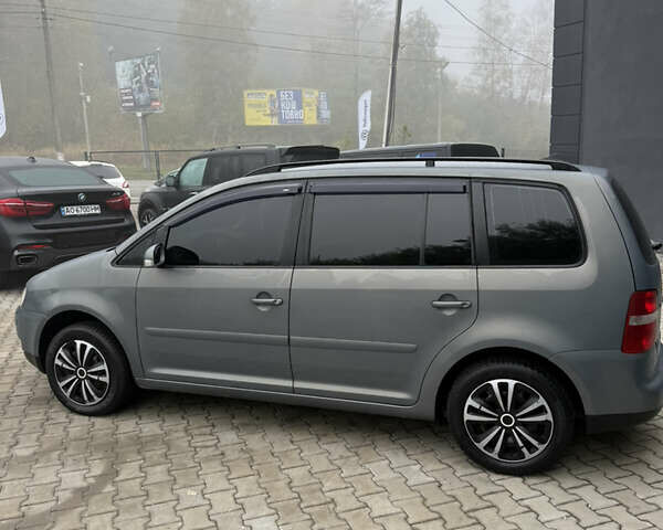 Серый Фольксваген Туран, объемом двигателя 1.9 л и пробегом 275 тыс. км за 5800 $, фото 2 на Automoto.ua