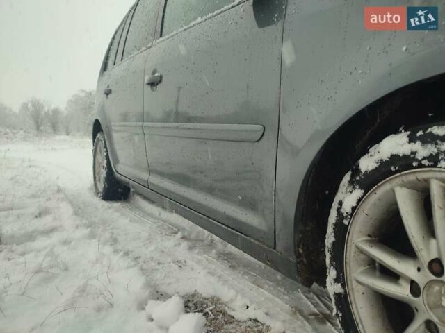 Серый Фольксваген Туран, объемом двигателя 1.98 л и пробегом 240 тыс. км за 4900 $, фото 4 на Automoto.ua