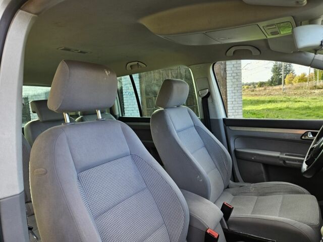 Серый Фольксваген Туран, объемом двигателя 2 л и пробегом 380 тыс. км за 2350 $, фото 13 на Automoto.ua