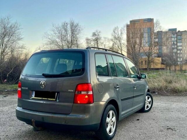 Серый Фольксваген Туран, объемом двигателя 1.9 л и пробегом 390 тыс. км за 2700 $, фото 4 на Automoto.ua