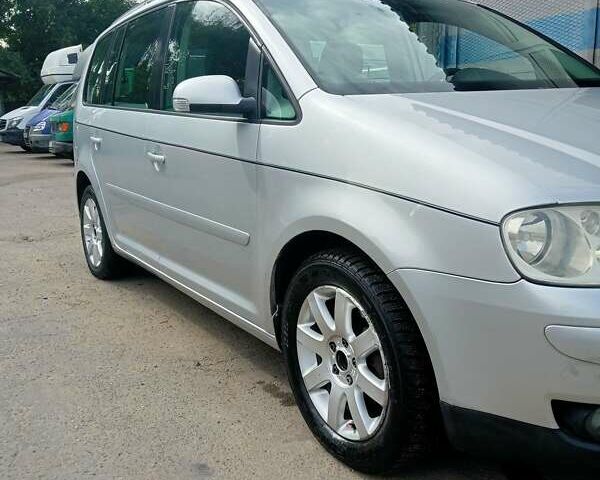 Сірий Фольксваген Туран, об'ємом двигуна 1.98 л та пробігом 196 тис. км за 5990 $, фото 1 на Automoto.ua