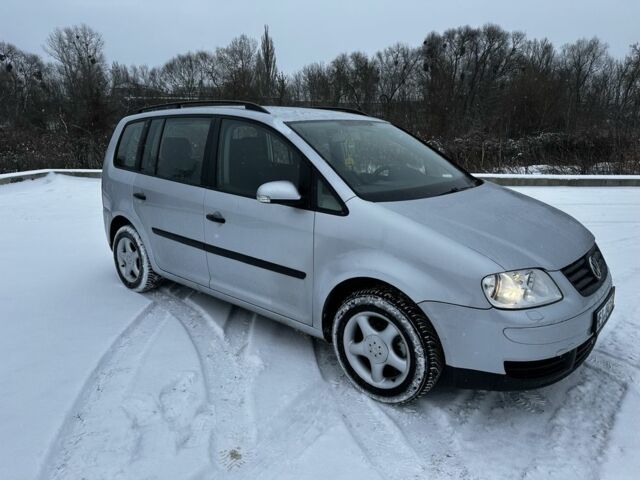 Серый Фольксваген Туран, объемом двигателя 2 л и пробегом 300 тыс. км за 3500 $, фото 4 на Automoto.ua