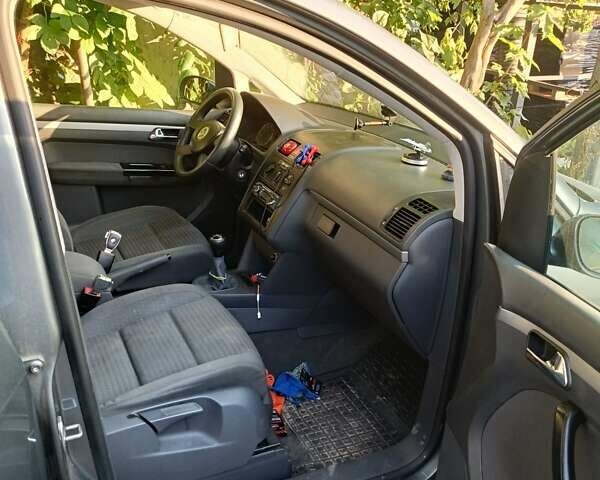 Серый Фольксваген Туран, объемом двигателя 1.6 л и пробегом 228 тыс. км за 5500 $, фото 2 на Automoto.ua