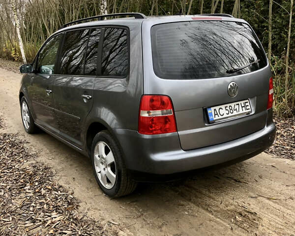 Серый Фольксваген Туран, объемом двигателя 1.9 л и пробегом 300 тыс. км за 5500 $, фото 3 на Automoto.ua