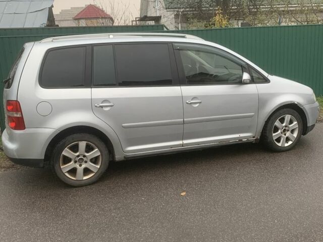 Серый Фольксваген Туран, объемом двигателя 2 л и пробегом 280 тыс. км за 3572 $, фото 2 на Automoto.ua