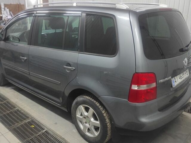 Серый Фольксваген Туран, объемом двигателя 2 л и пробегом 293 тыс. км за 6100 $, фото 2 на Automoto.ua