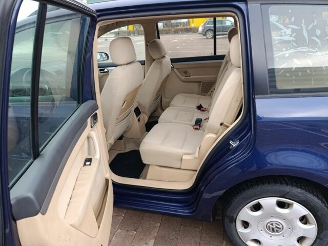 Сірий Фольксваген Туран, об'ємом двигуна 2 л та пробігом 300 тис. км за 2349 $, фото 9 на Automoto.ua