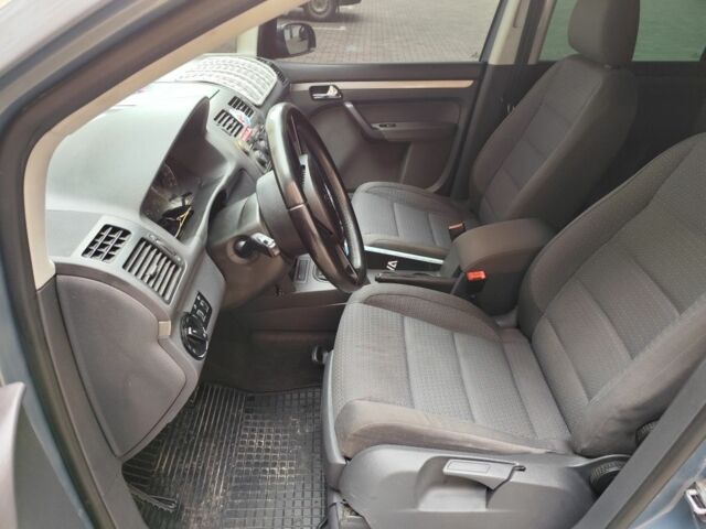 Сірий Фольксваген Туран, об'ємом двигуна 2 л та пробігом 217 тис. км за 5300 $, фото 5 на Automoto.ua