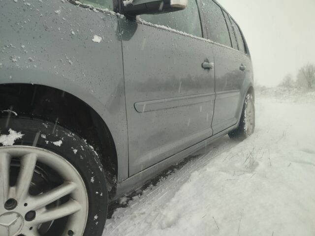 Серый Фольксваген Туран, объемом двигателя 2 л и пробегом 240 тыс. км за 4400 $, фото 3 на Automoto.ua