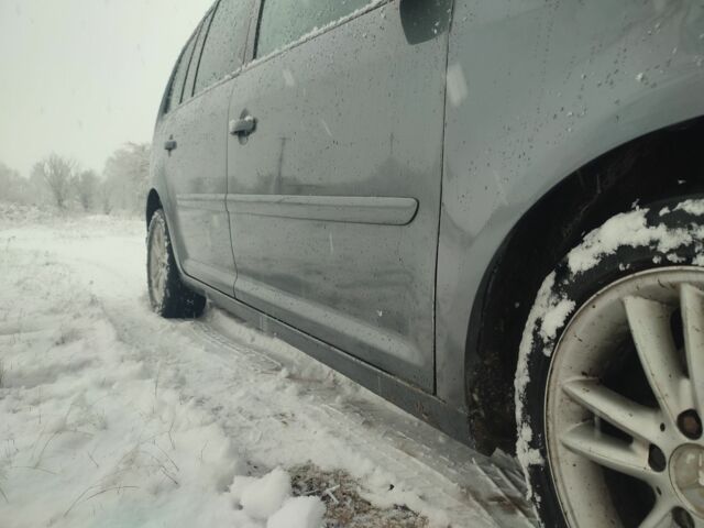 Серый Фольксваген Туран, объемом двигателя 2 л и пробегом 240 тыс. км за 4400 $, фото 4 на Automoto.ua