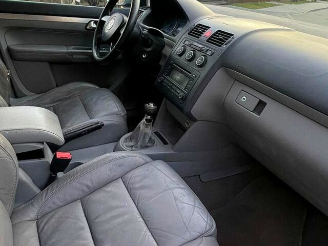 Сірий Фольксваген Туран, об'ємом двигуна 2 л та пробігом 300 тис. км за 2700 $, фото 12 на Automoto.ua