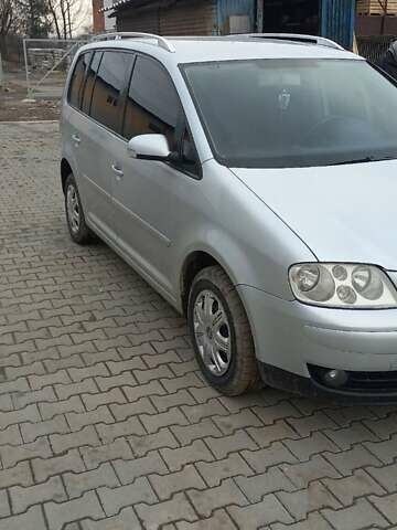 Серый Фольксваген Туран, объемом двигателя 2 л и пробегом 273 тыс. км за 4900 $, фото 2 на Automoto.ua