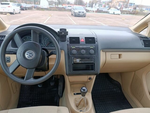 Сірий Фольксваген Туран, об'ємом двигуна 2 л та пробігом 300 тис. км за 2349 $, фото 10 на Automoto.ua