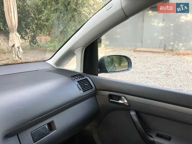 Серый Фольксваген Туран, объемом двигателя 1.6 л и пробегом 232 тыс. км за 5850 $, фото 11 на Automoto.ua