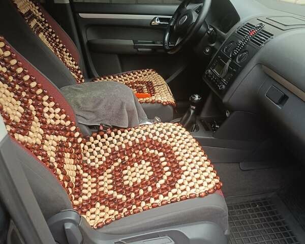 Серый Фольксваген Туран, объемом двигателя 1.6 л и пробегом 256 тыс. км за 5700 $, фото 4 на Automoto.ua