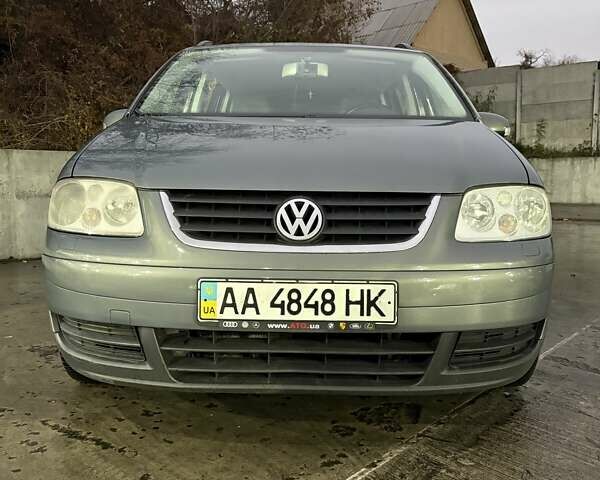 Серый Фольксваген Туран, объемом двигателя 2 л и пробегом 214 тыс. км за 6600 $, фото 58 на Automoto.ua