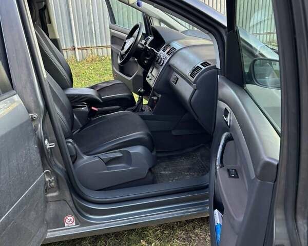 Серый Фольксваген Туран, объемом двигателя 1.9 л и пробегом 224 тыс. км за 6100 $, фото 8 на Automoto.ua