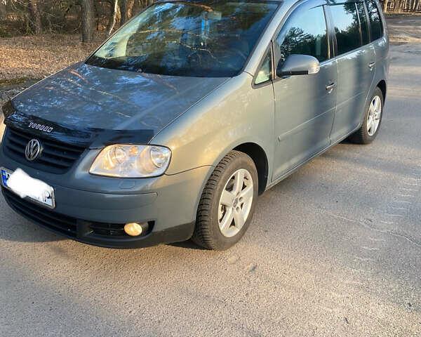 Серый Фольксваген Туран, объемом двигателя 2 л и пробегом 280 тыс. км за 5500 $, фото 4 на Automoto.ua