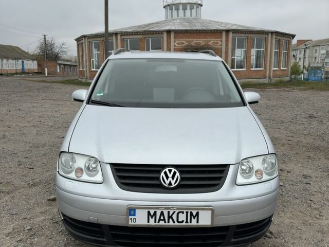 Серый Фольксваген Туран, объемом двигателя 1.6 л и пробегом 324 тыс. км за 6500 $, фото 1 на Automoto.ua