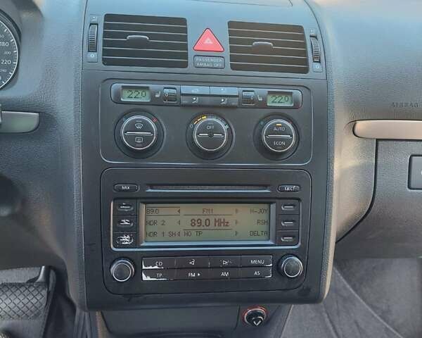 Серый Фольксваген Туран, объемом двигателя 1.9 л и пробегом 189 тыс. км за 7300 $, фото 5 на Automoto.ua