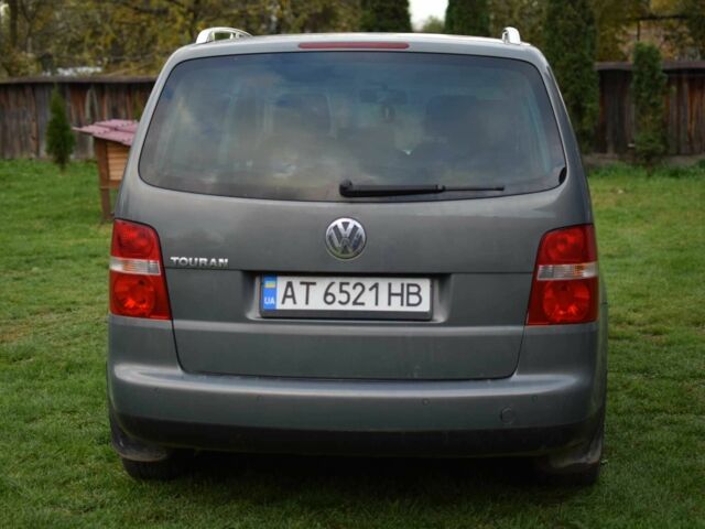Серый Фольксваген Туран, объемом двигателя 2 л и пробегом 370 тыс. км за 4950 $, фото 2 на Automoto.ua