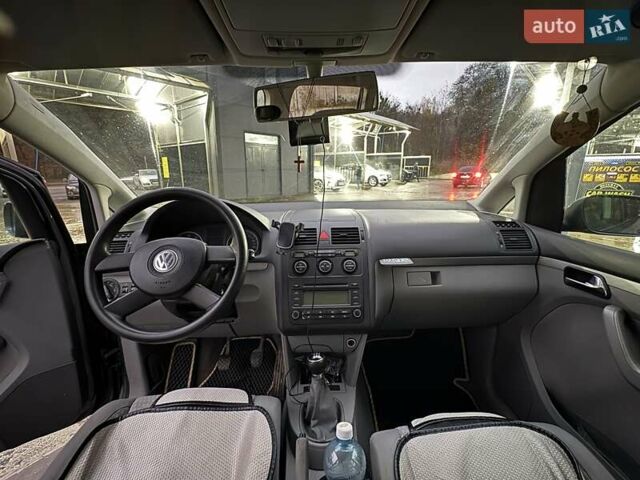 Серый Фольксваген Туран, объемом двигателя 2 л и пробегом 214 тыс. км за 6600 $, фото 54 на Automoto.ua