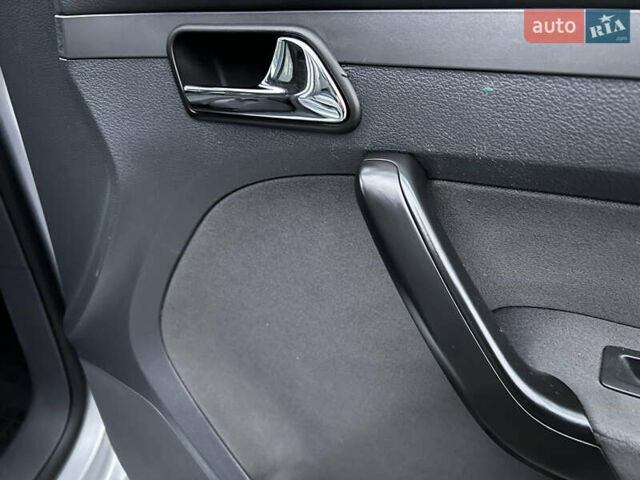 Сірий Фольксваген Туран, об'ємом двигуна 1.6 л та пробігом 307 тис. км за 4900 $, фото 48 на Automoto.ua