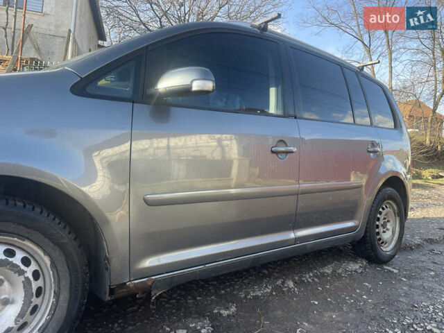 Серый Фольксваген Туран, объемом двигателя 2 л и пробегом 375 тыс. км за 4500 $, фото 2 на Automoto.ua