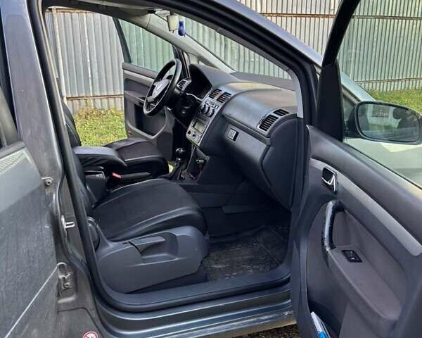 Серый Фольксваген Туран, объемом двигателя 1.9 л и пробегом 224 тыс. км за 6100 $, фото 9 на Automoto.ua