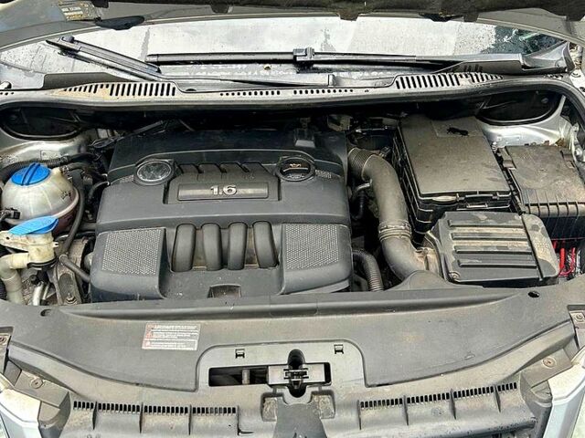 Серый Фольксваген Туран, объемом двигателя 1.6 л и пробегом 254 тыс. км за 5700 $, фото 7 на Automoto.ua