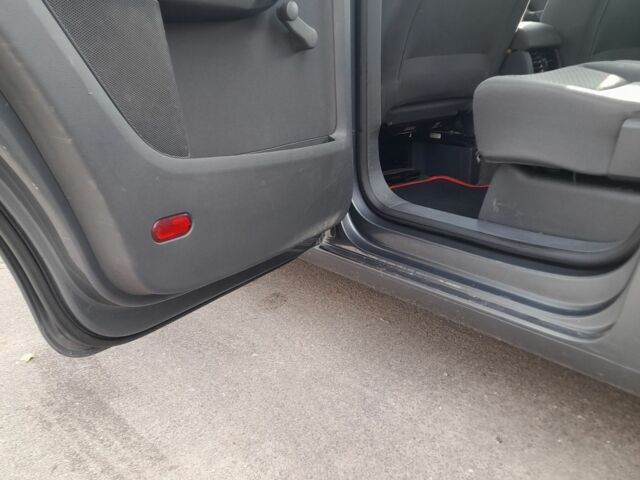 Серый Фольксваген Туран, объемом двигателя 1.9 л и пробегом 350 тыс. км за 2600 $, фото 12 на Automoto.ua