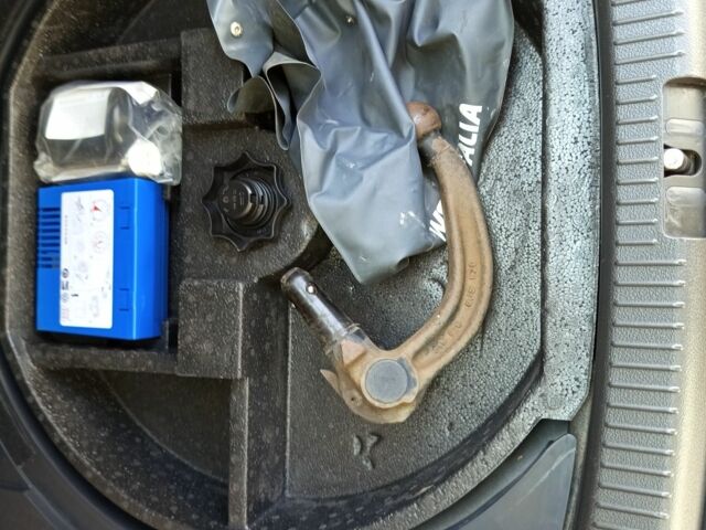 Сірий Фольксваген Туран, об'ємом двигуна 1.6 л та пробігом 230 тис. км за 5500 $, фото 1 на Automoto.ua