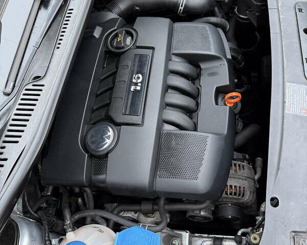 Серый Фольксваген Туран, объемом двигателя 1.6 л и пробегом 213 тыс. км за 6900 $, фото 25 на Automoto.ua