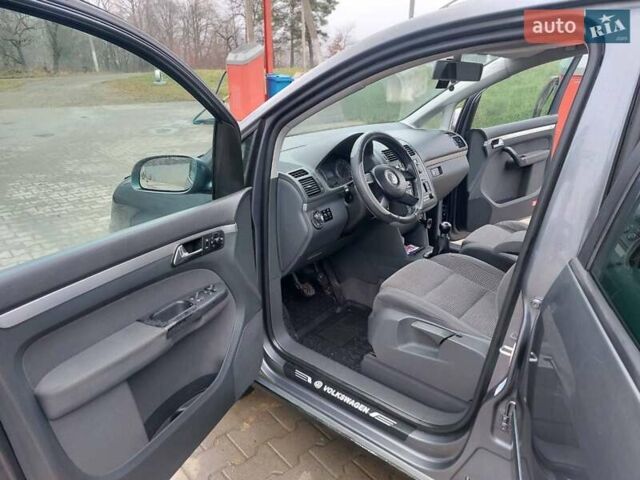 Серый Фольксваген Туран, объемом двигателя 1.97 л и пробегом 320 тыс. км за 6200 $, фото 18 на Automoto.ua