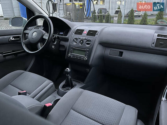 Сірий Фольксваген Туран, об'ємом двигуна 1.6 л та пробігом 307 тис. км за 4900 $, фото 40 на Automoto.ua