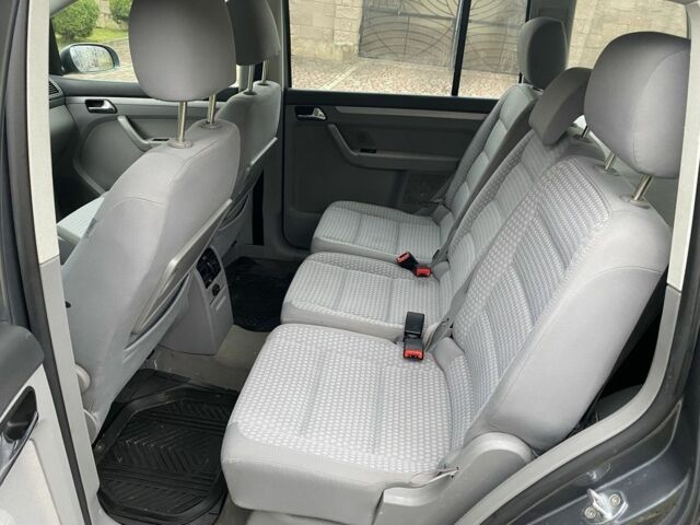 Серый Фольксваген Туран, объемом двигателя 1.9 л и пробегом 300 тыс. км за 5850 $, фото 7 на Automoto.ua