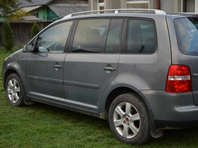 Серый Фольксваген Туран, объемом двигателя 2 л и пробегом 370 тыс. км за 4950 $, фото 4 на Automoto.ua