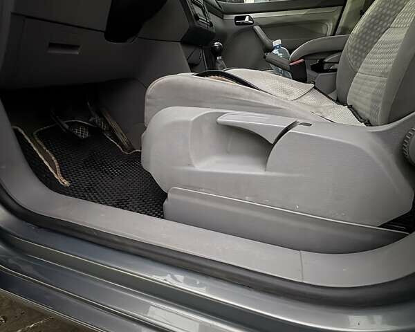 Серый Фольксваген Туран, объемом двигателя 2 л и пробегом 214 тыс. км за 6600 $, фото 55 на Automoto.ua