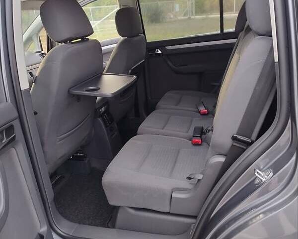 Серый Фольксваген Туран, объемом двигателя 1.6 л и пробегом 247 тыс. км за 6300 $, фото 2 на Automoto.ua