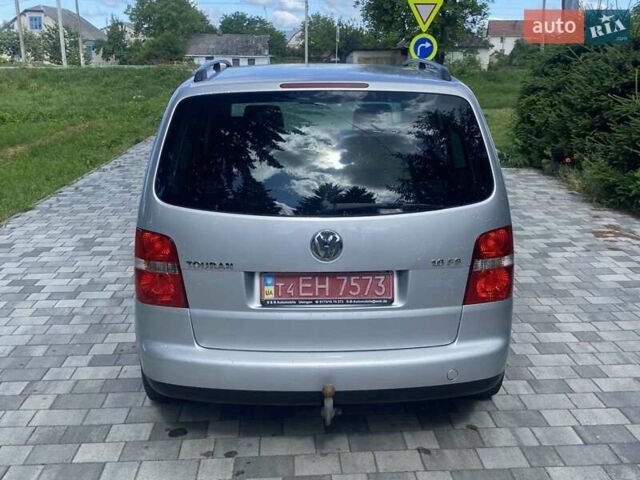 Серый Фольксваген Туран, объемом двигателя 1.6 л и пробегом 171 тыс. км за 6000 $, фото 2 на Automoto.ua